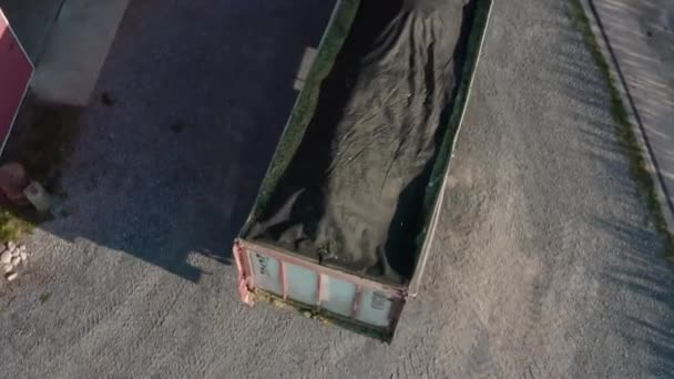 후진하는 트럭의 공중에서 타이어 자국을 남겼습니다 산업화 비즈니스 방수포로 뒤덮여 — 비디오