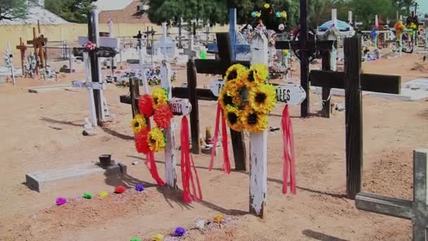 Kitüntetett keresztek egy mexikói temetőben a holtak napján.