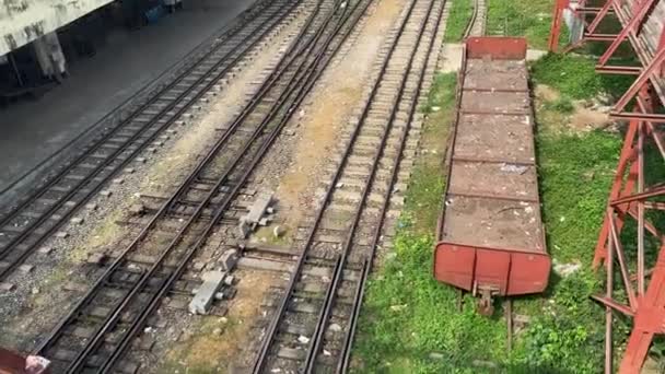 Järnvägslinjer Vid Kamalapur Järnvägsstation Tilt Med Utsikt Över Stationen Rooftop — Stockvideo