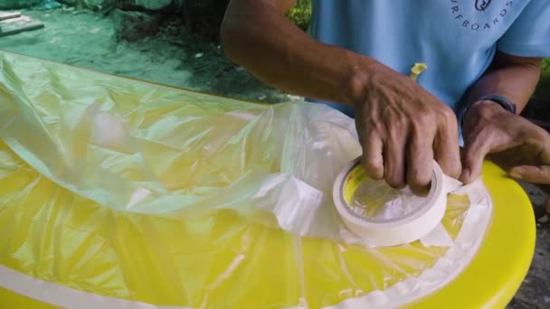 Shaper Mains Protégeant Une Partie Planche Surf Pour Terminer Peinture — Video