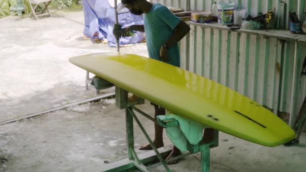 Vysokoúhlý Gimbal Záběr Shaper Malba Surfboard — Stock video