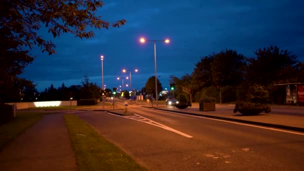 Vista Intersección Noche Carretera Iluminada Pasando Coche Dundalk Irlanda — Vídeos de Stock