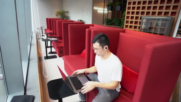 Asiatischer Freiberufler Der Mit Seinem Laptop Leeren Working Space Arbeitet — Stockvideo