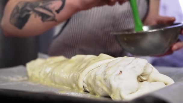 Cobrindo Bolo Massa Torta Maçã Com Gema Ovo Batida Antes — Vídeo de Stock