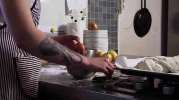 Σπάζοντας Αυγό Μπολ Και Χτυπώντας Πιρούνι Κοντινό Πλάνο Κουζίνα Slider — Αρχείο Βίντεο
