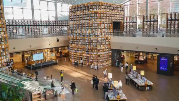 Gente Mueve Alrededor Viendo Eligiendo Libros Biblioteca Starfield Coex Mall — Vídeo de stock