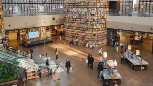 Mensen Die Boeken Kopen Informatie Zoeken Starfield Library Top View — Stockvideo