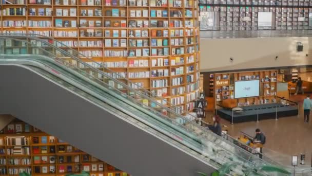 Visitantes Usando Escada Rolante Entre Andares Biblioteca Starfield Com Enormes — Vídeo de Stock