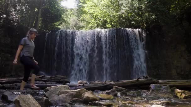 Flicka Som Går Framför Ett Vattenfall Skjuten Hoggs Falls Ontario — Stockvideo