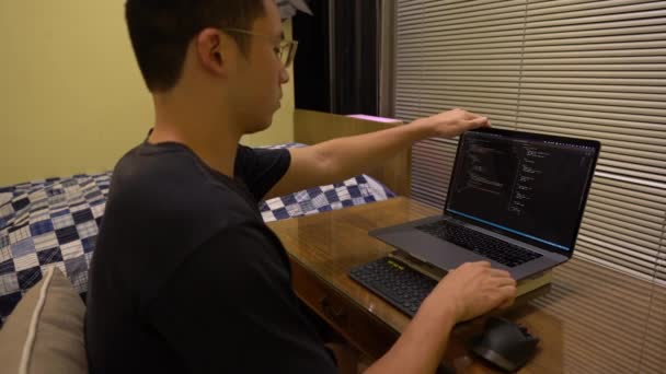 Προγραμματιστής Κλείνει Lap Top Την Οπτική Εφαρμογή Κώδικα Στούντιο Στην — Αρχείο Βίντεο