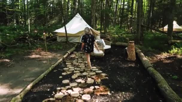 Wandelen Naar Een Yurt Het Bos — Stockvideo