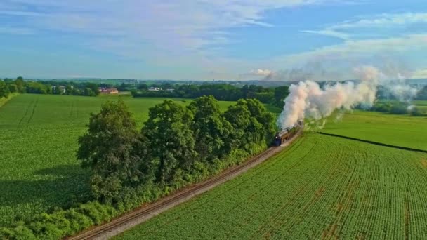 Luchtlandschap Van Boerderijen Een Antieke Stoommachine Passeert Thru Maïsvelden Met — Stockvideo