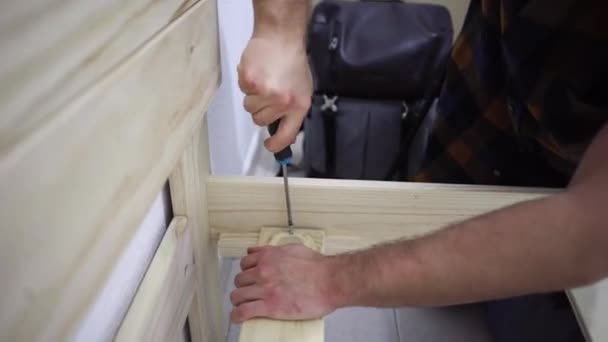 Lavoro Duro Avvitando Manualmente Una Cremagliera Letto — Video Stock