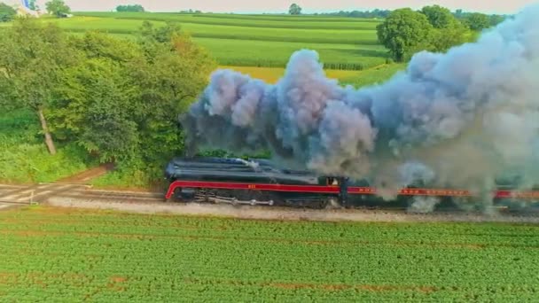 Çiftlik Arazilerinin Havadan Manzarası Antik Buhar Motoru Bir Sürü Duman — Stok video