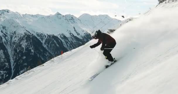 Esquí Esquí Profesional Cuesta Abajo Una Empinada Pista Esquí Negro — Vídeo de stock