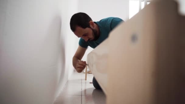 Hispanischer Erwachsener Baut Mit Inbusschlüssel Ein Hausbett Zusammen — Stockvideo