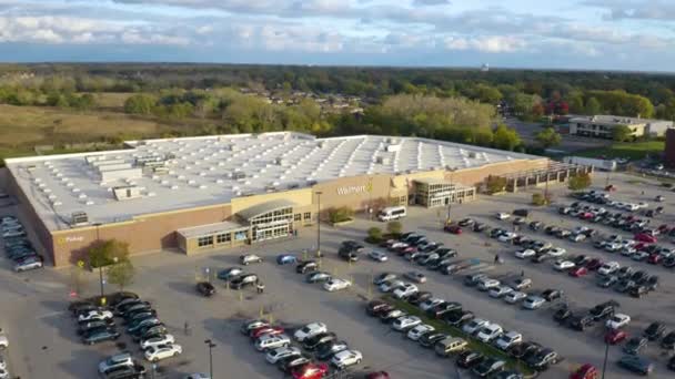 Aerial Pullback Bort Från Walmart Supercenter Vackra Höstdagen — Stockvideo