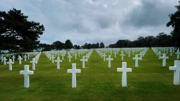 Az amerikai katonai temető sorában, fehér kereszttel. Amerikai háborús sírok D-Day Soldiers Normandia, Colleville sur Mer, Manche Franciaországban, VERDUN. Elülső.