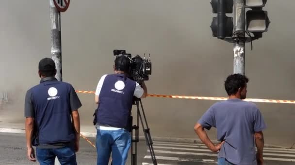 Grabación Televisión Brasileña Camarógrafo Medios Comunicación Filmando Incendio Ciudad Sao — Vídeo de stock