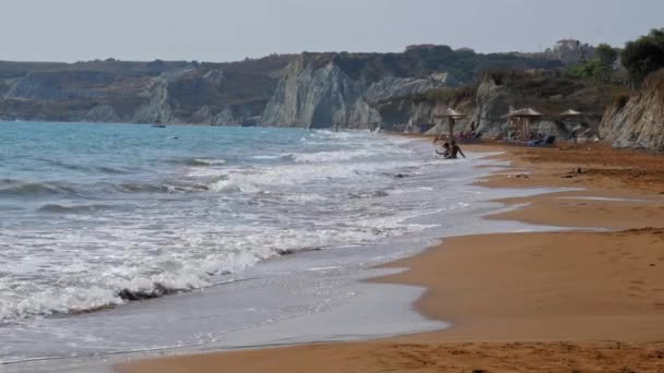 ケファロニア島のMegas Lakkos Beachによる観光客向けのラウンジギリシャ ワイドショット — ストック動画