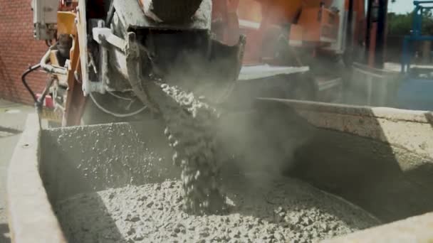 Een Betonmixer Giet Beton Een Dumper Een Stoffige Zomerdag — Stockvideo