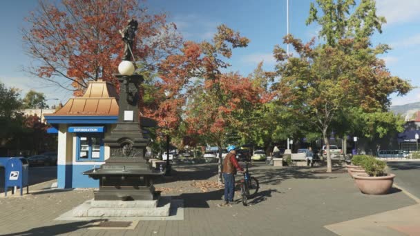 The Carter Memorial Fountain iron Pioneer Mike in Ashland, Oregon USA — Stock Footage Carter Memorial Fountain Iron Pioneer Mike Ashland Oregon Usa Royalty Free Stock Footage