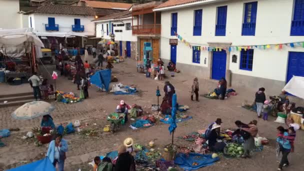 Indigene Leute Verkaufen Obst Und Gemüse Auf Dem Pisac Markt — Stockvideo