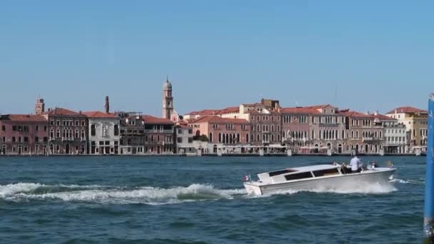 ヴェネツィアイタリア運河ボートと — ストック動画