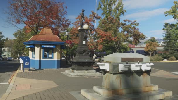Λιθία Πηγές Στο Κέντρο Της Πλατείας Plaza Θέα Μια Ηλιόλουστη — Αρχείο Βίντεο
