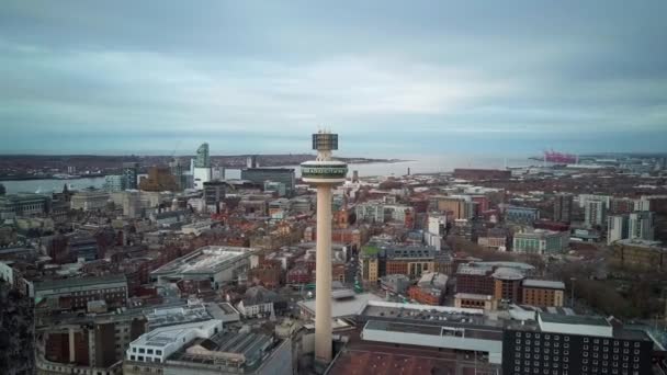 Arial Panning Intorno Radio Città Torre Liverpool — Video Stock