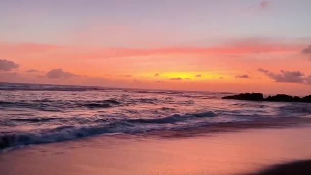 Pink Sunset Bali Beach Ocean Water Waves Aan Kust Golden — Stockvideo