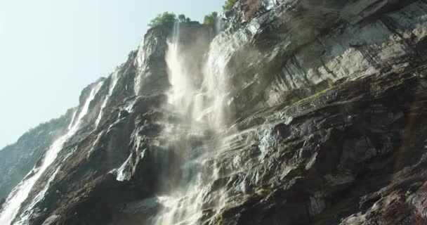 Geiranger 7人の姉妹の滝に流れる水に反映太陽 低角度 — ストック動画