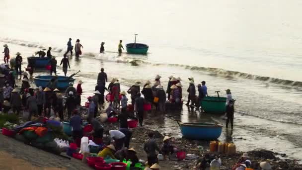 越南沿海城镇梅妮因当地渔民造成环境恶化而在海滩上出现的混乱景象 — 图库视频影像