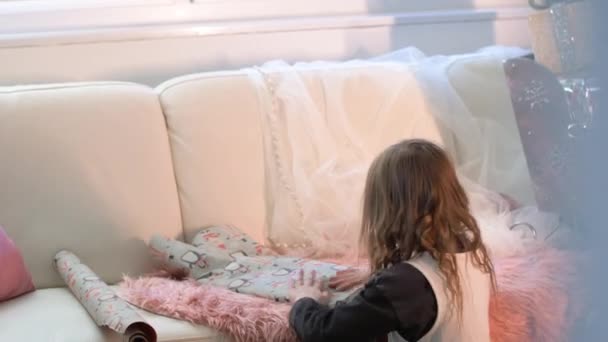 Jeune Enfant Emballant Cadeau Pour Noël Fête Anniversaire Enfant Jolie — Video