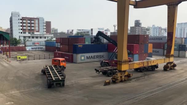 Kran Och Leveranslastbilar Med Stora Containrar Vid Containerdepån Dhaka Bangladesh — Stockvideo