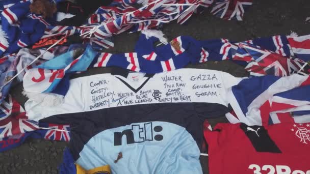 Αφιερώματα Γίνονται Στο Ibrox Stadium Για Την Πρώην Σκωτία Ρέιντζερς — Αρχείο Βίντεο