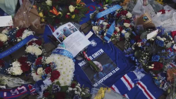 Primer Plano Los Homenajes Ibrox Stadium Para Antiguo Entrenador Scotland — Vídeos de Stock