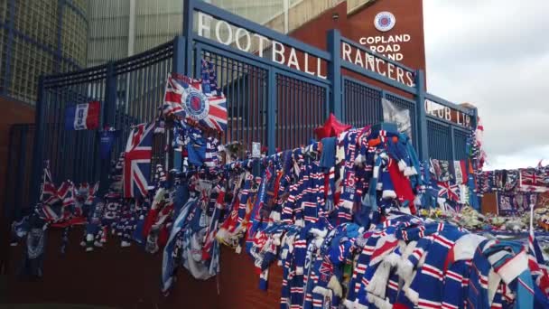 Fans Laten Een Eerbetoon Achter Aan Hoofdpoort Van Rangers Aan — Stockvideo