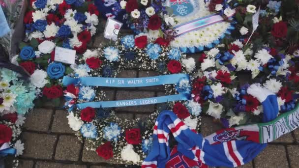Close Wreath Tribute Rangers Scotland Legend Walter Smith — Stock Video