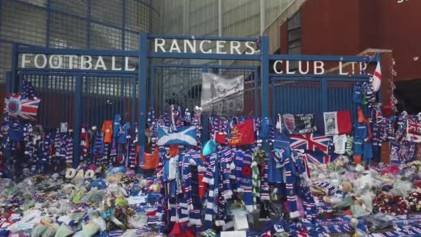 Zahlreiche Ehrungen Vor Den Toren Des Rangers Für Den Ehemaligen — Stockvideo