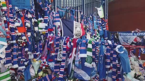 Primer Plano Los Aficionados Fútbol Homenajes Los Rangers Leyenda Escocia — Vídeo de stock