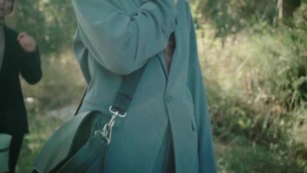 Una Bella Donna Posa Fotocamera Indossando Abito Alla Moda Borsa — Video Stock