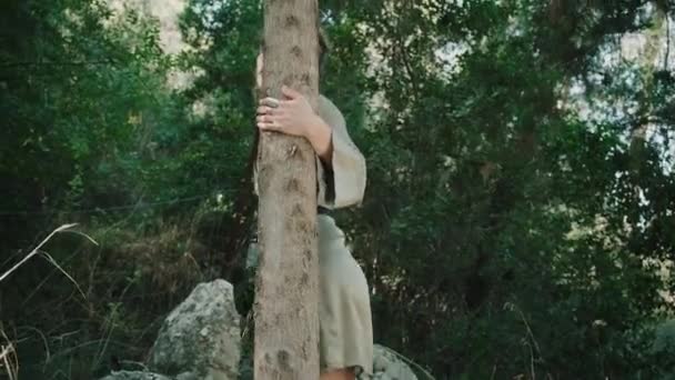 Una Bella Donna Posa Fotocamera Being Albero Indossando Giacca Alla — Video Stock