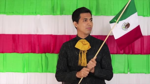 Bonito Modelo Latino Acenando Com Bandeira México — Vídeo de Stock