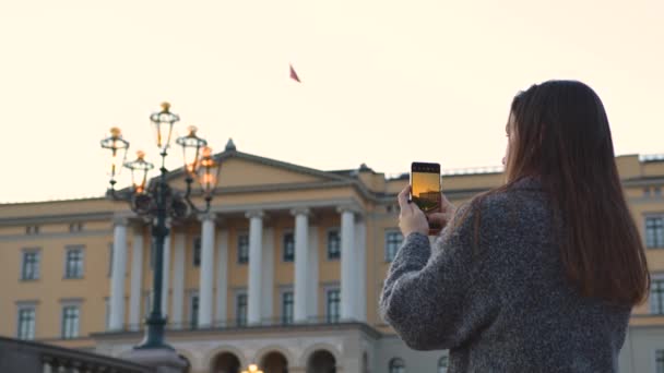 Kaukázusi Turista Aki Királyi Palotát Fotózza Oslóban Fókuszváltással — Stock videók