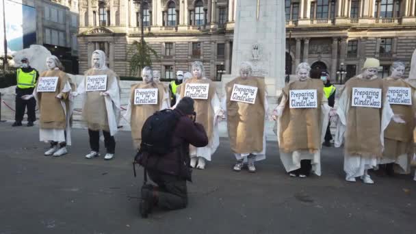 Фотограф Приближается Протестующим Против Изменения Климата — стоковое видео