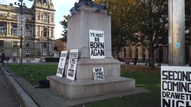 Bannières Panneaux Sur Fin Monde George Square Glasgow — Video