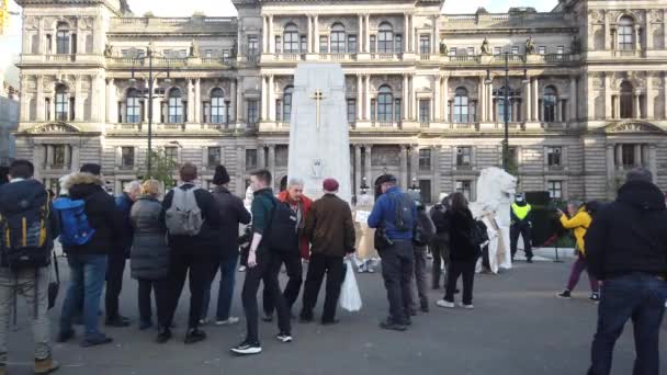 Uma Multidão Pessoas Assistindo Fotografando Filmando Uma Performance Protesto Contra — Vídeo de Stock