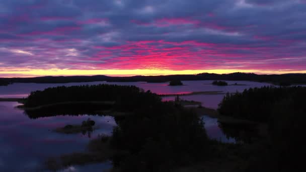 日没後の黄金の時間までにカラフルな雲と湖の風景の見事なドローンショット — ストック動画