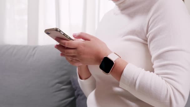 Detail Van Vrouwelijke Handen Controleren Meldingen Mobiele Telefoon Begrip Internet — Stockvideo